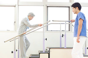 理学療法士と一緒にリハビリ