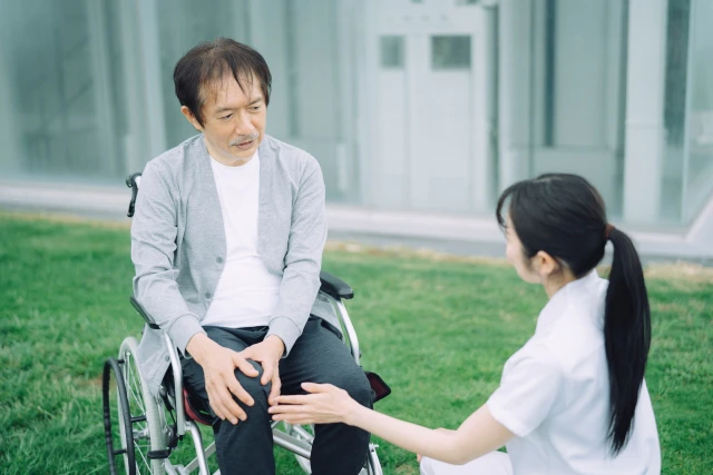 車いすの男性とスタッフ