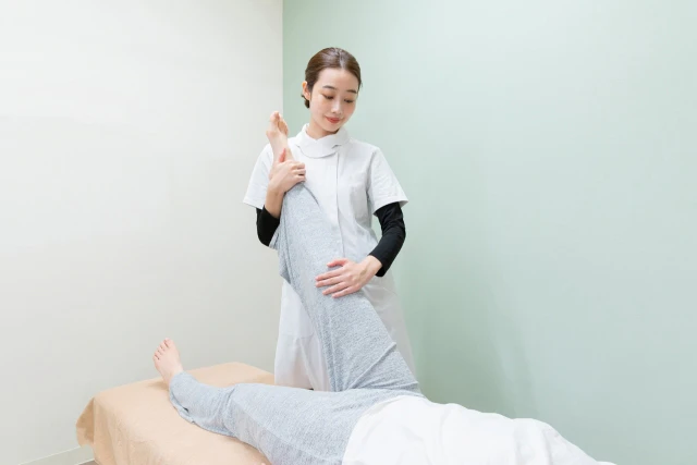 リハビリをする女性スタッフ