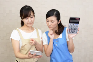 給料が安すぎるのではないかと計算してみる2人の女性介護職