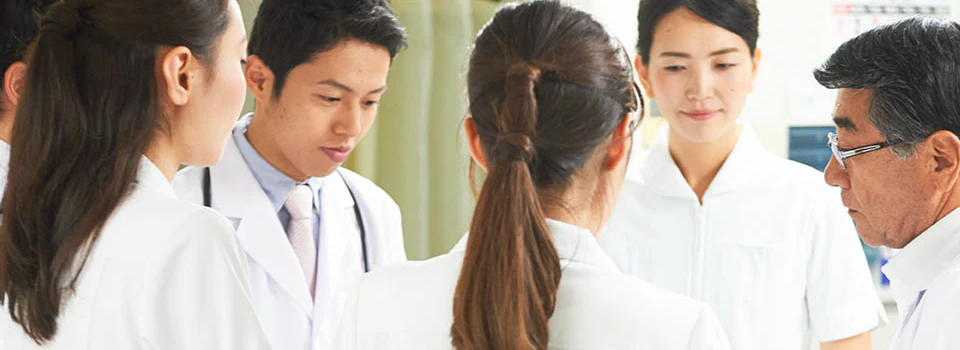 集まって話す医師と看護師
