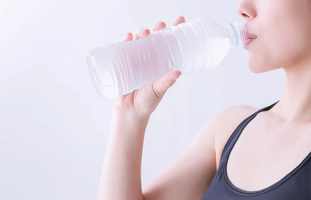水を飲む女性