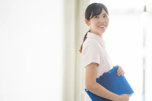 振り返る看護師さん