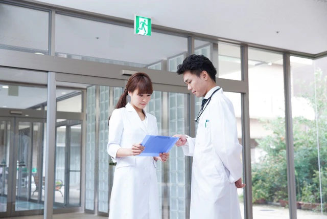 医師が看護師に指示している