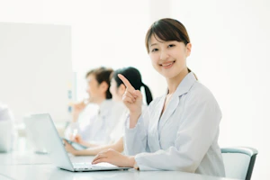 指差しする看護師