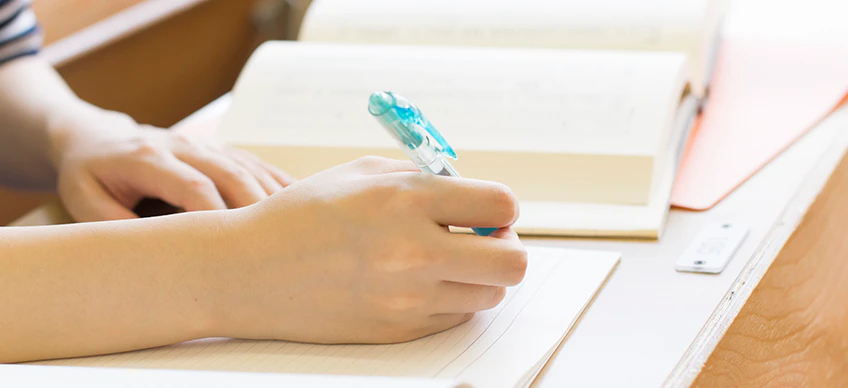 勉強している