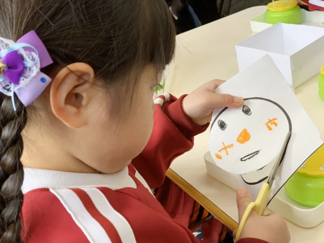 絵を切り取る女の子