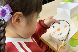 絵を切り取る女の子