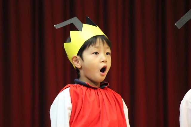 歌っている様子の園児