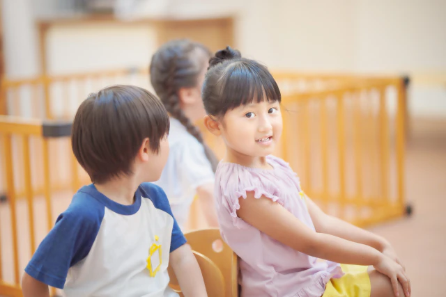 園で遊ぶ子供たち