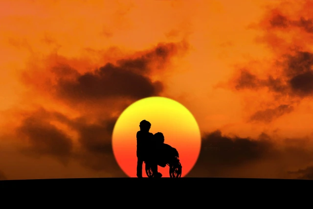 夕焼けの中の二人