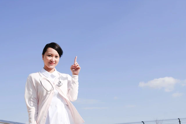 看護師屋上で立っている