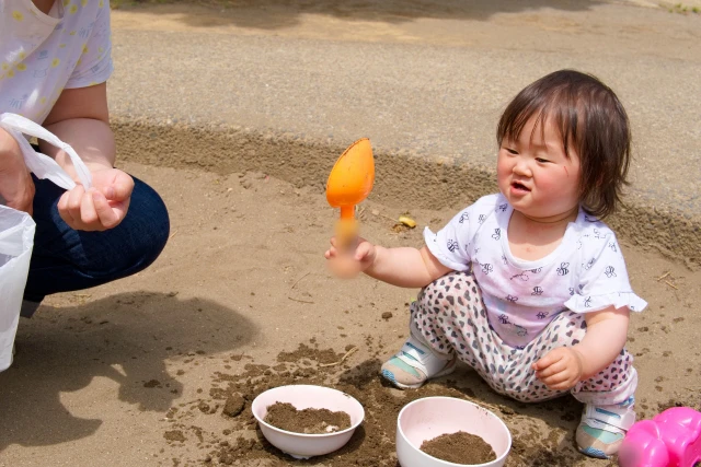 スコップを持って遊ぶ子供