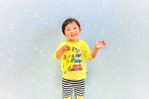 キラキラの背景の前に立つ子供