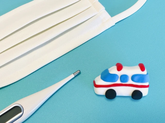 救急車と体温計とマスク