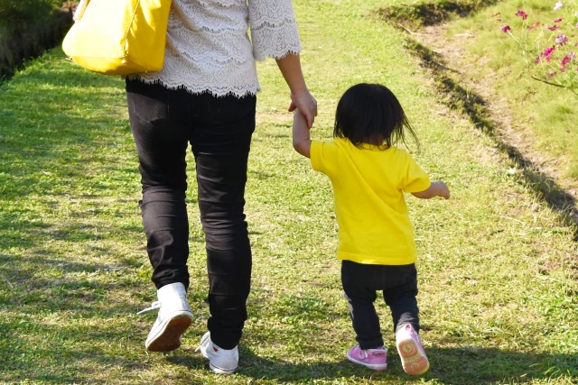 手をつなぐ子ども