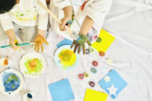 手のひらに絵の具を塗る