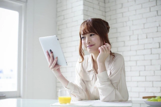 タブレットを見ている女性