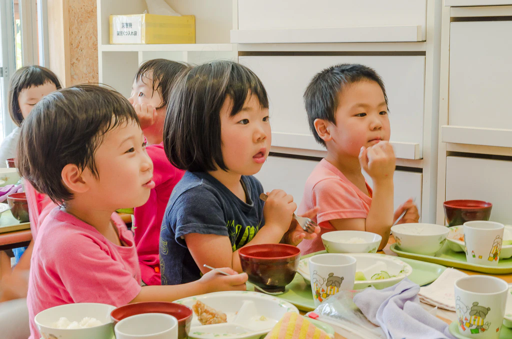 食事をとる子ども達