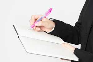 日記を書く人の手