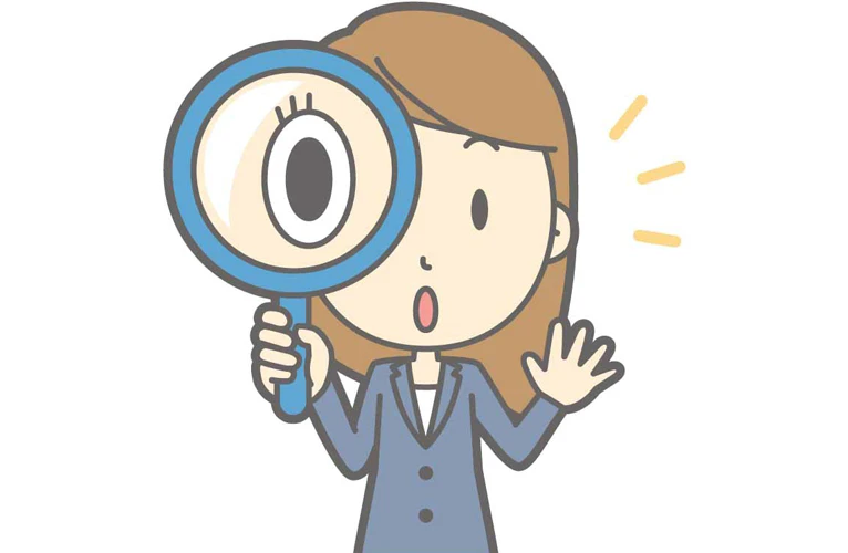 スーツの女性虫眼鏡を覗き込む