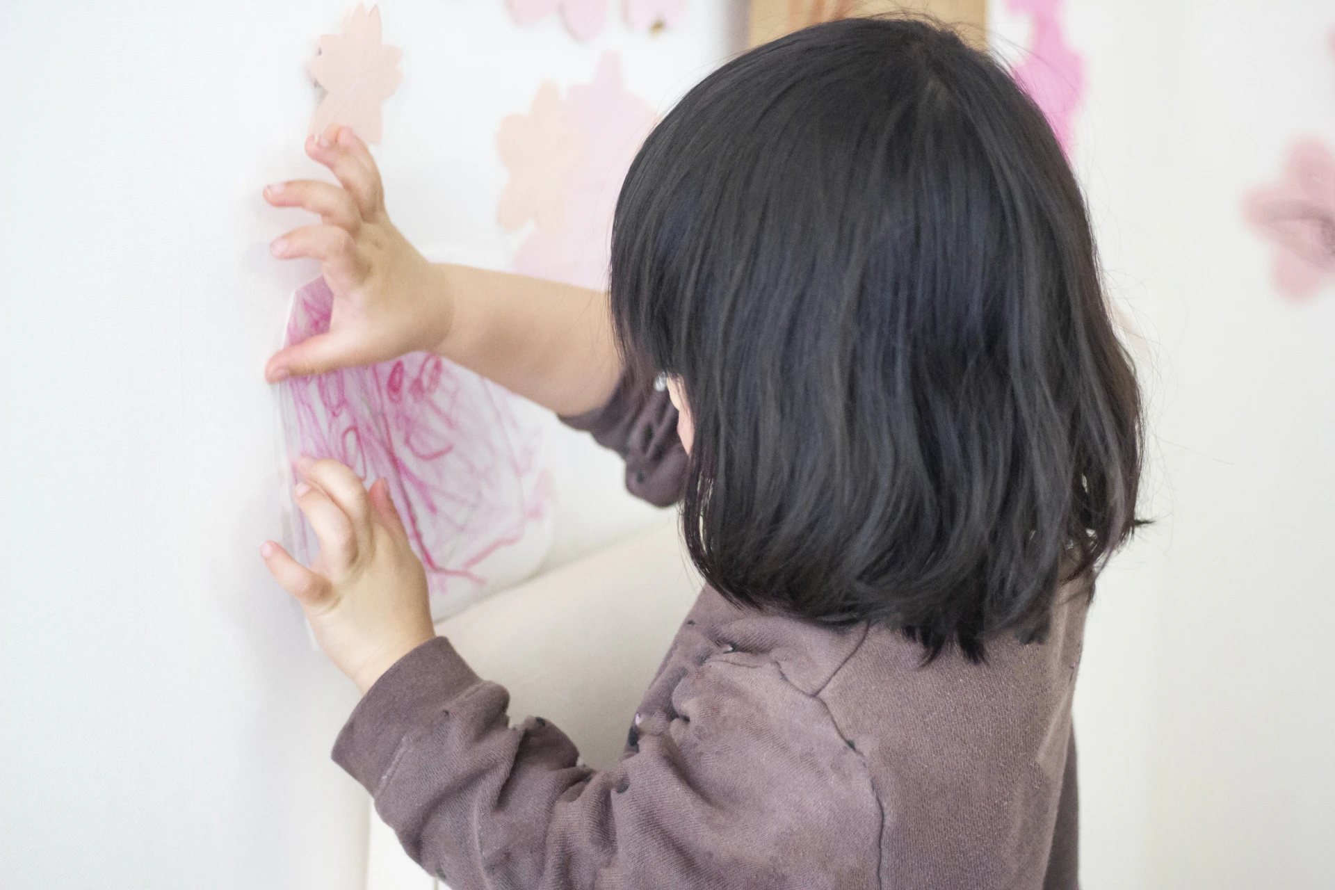 絵を貼るこども