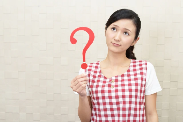 クエスチョンマークを持つ保育士