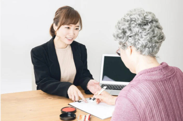 ケースワーカーが高齢者の方と面会