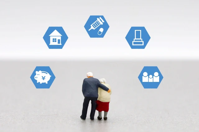 アイコンと支えあう老夫婦の人形