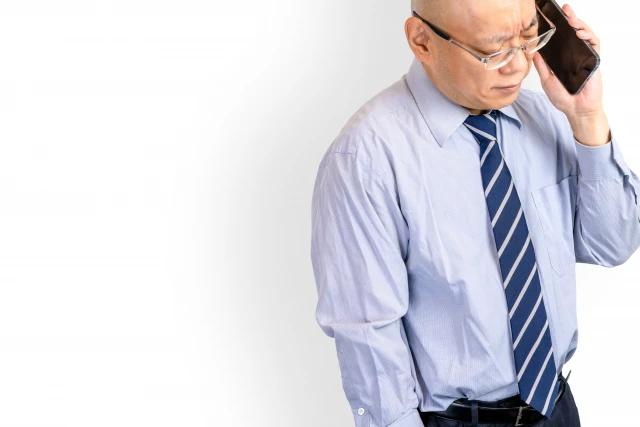 電話をする男性