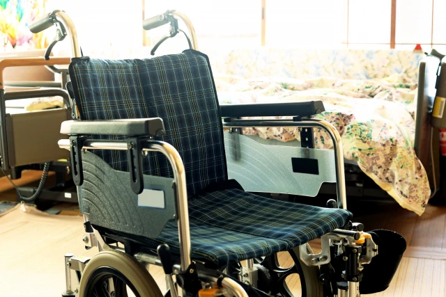 部屋に置かれた緑色の車椅子