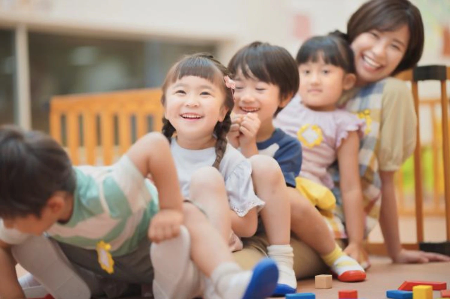 笑顔の子どもと保育士