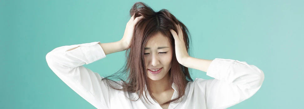 頭を抱えて混乱する女性