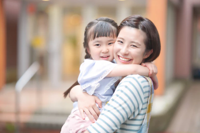 子供を抱っこする女性