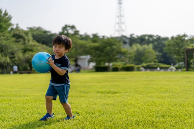 男の子とボール遊び