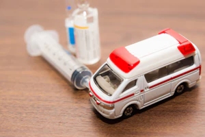 注射器と救急車のおもちゃ