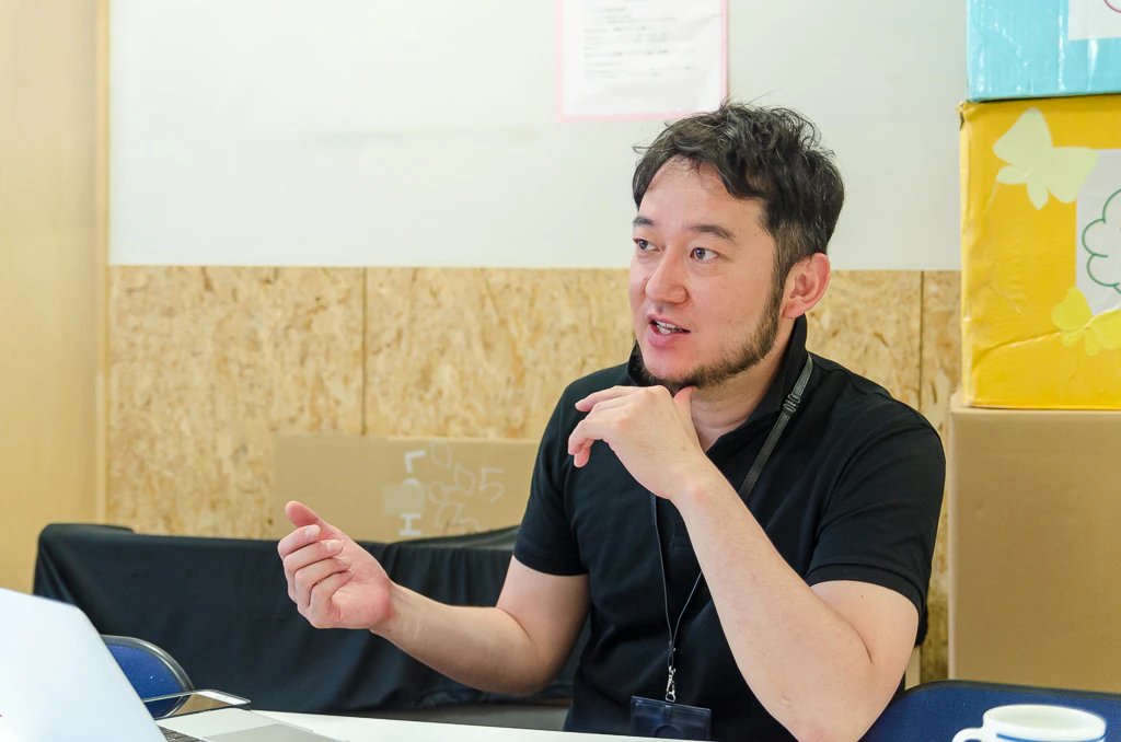 笑顔で語る小嶋先生
