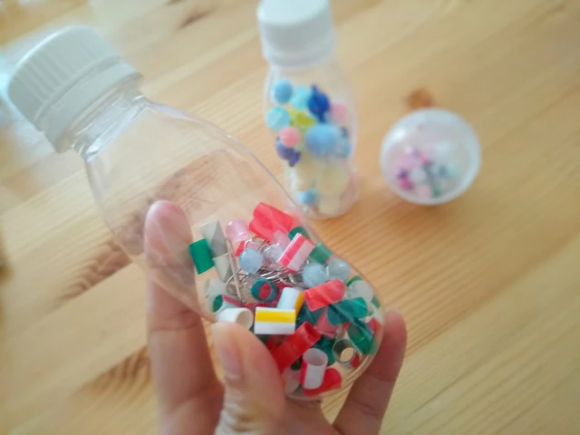 ストローの切れ端などを入れたペットボトル