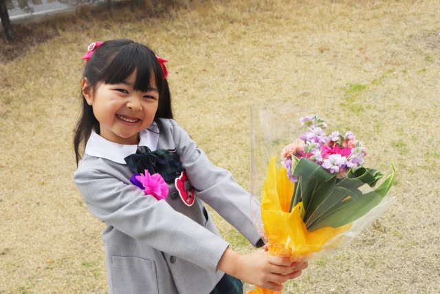 花束を持った女の子