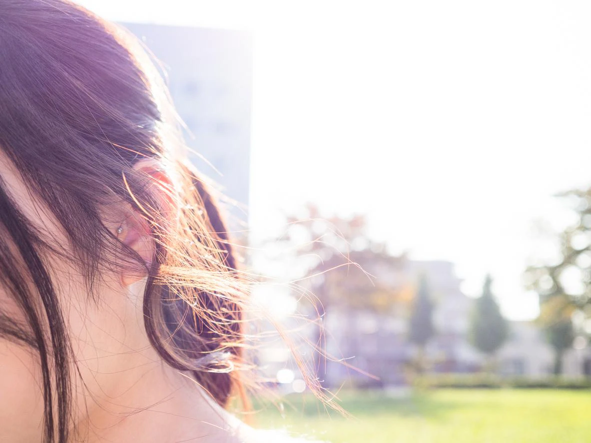 ピアスを付けている女性の耳