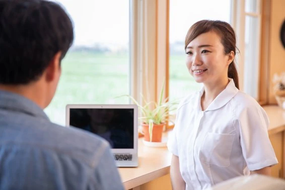 話を聞く看護師さん