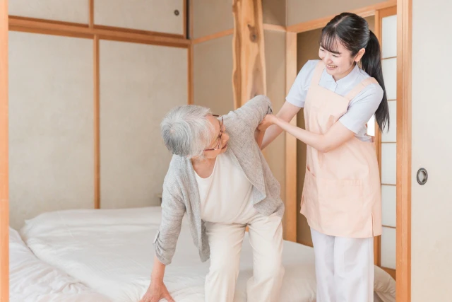 介助をするスタッフと女性