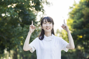 森の中で指さす女性