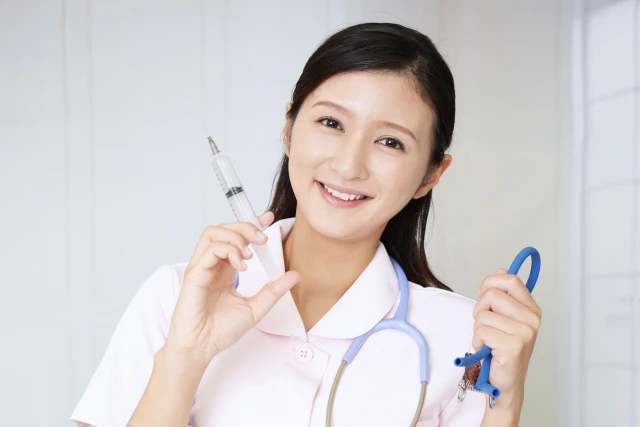 注射器を持つ看護師