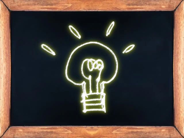 黒板にかいた電球