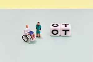 人の模型と文字のサイコロ