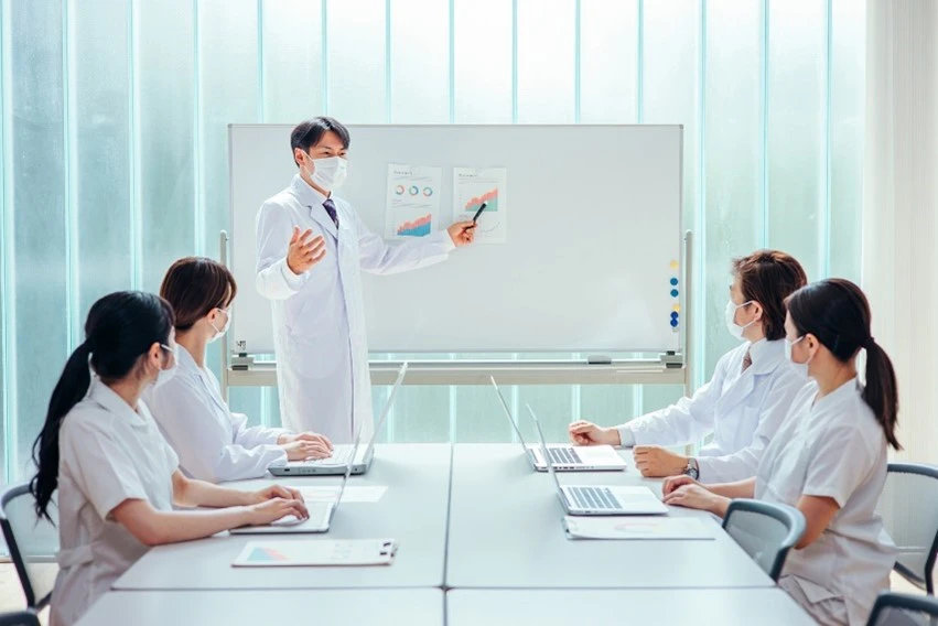 会議を行う医師と看護師
