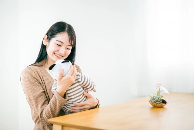 赤ちゃんを抱っこする女性