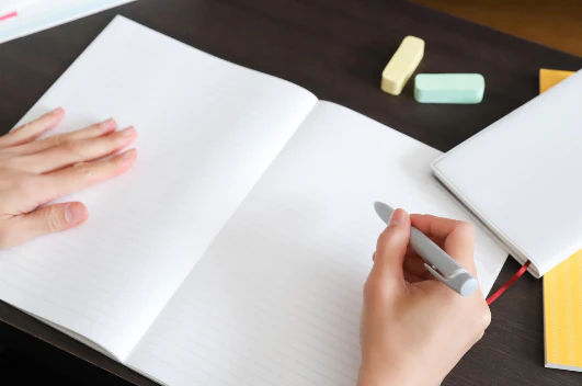 ノートをとる女性
