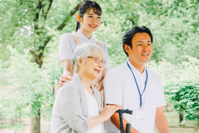 高齢者とスタッフ